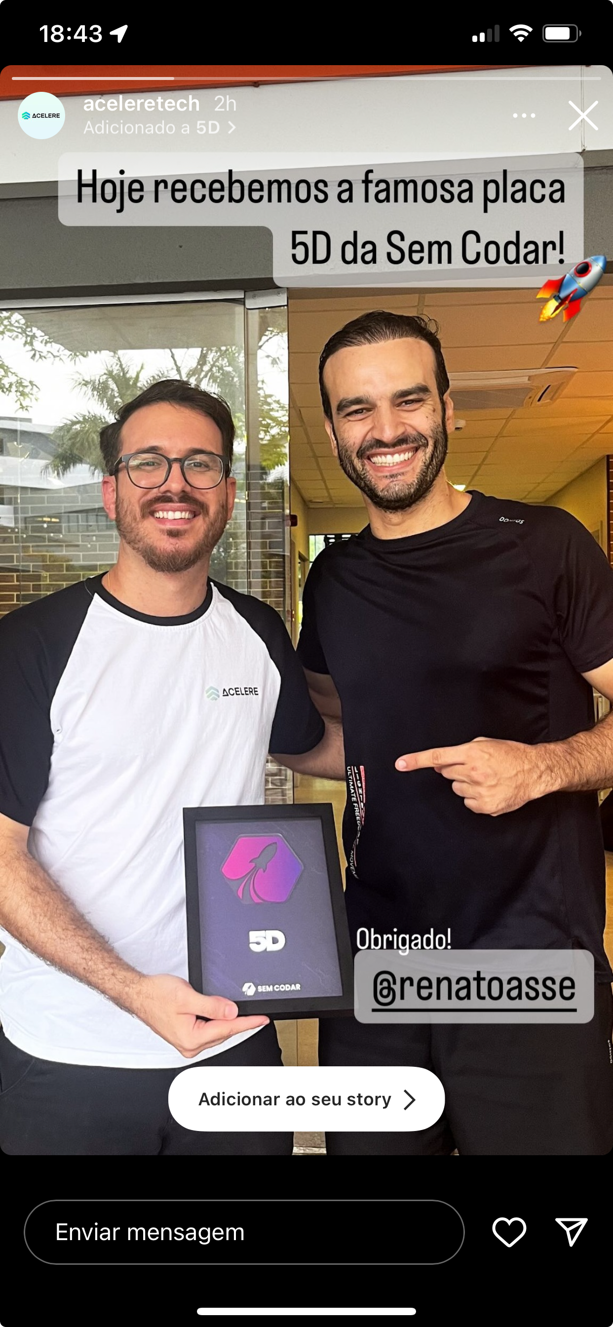 Placa comemorativa de aluno